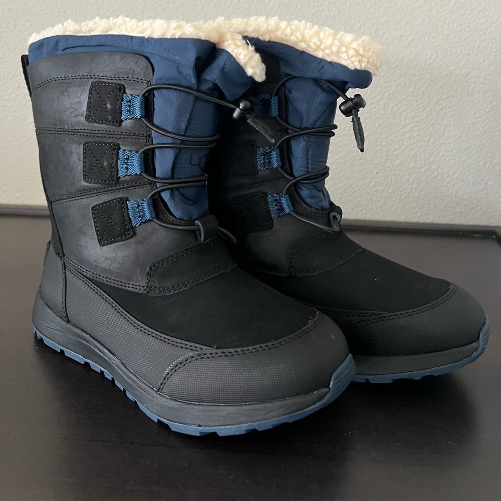 UGG Bellemore Weather 1130356K Kids Size 2